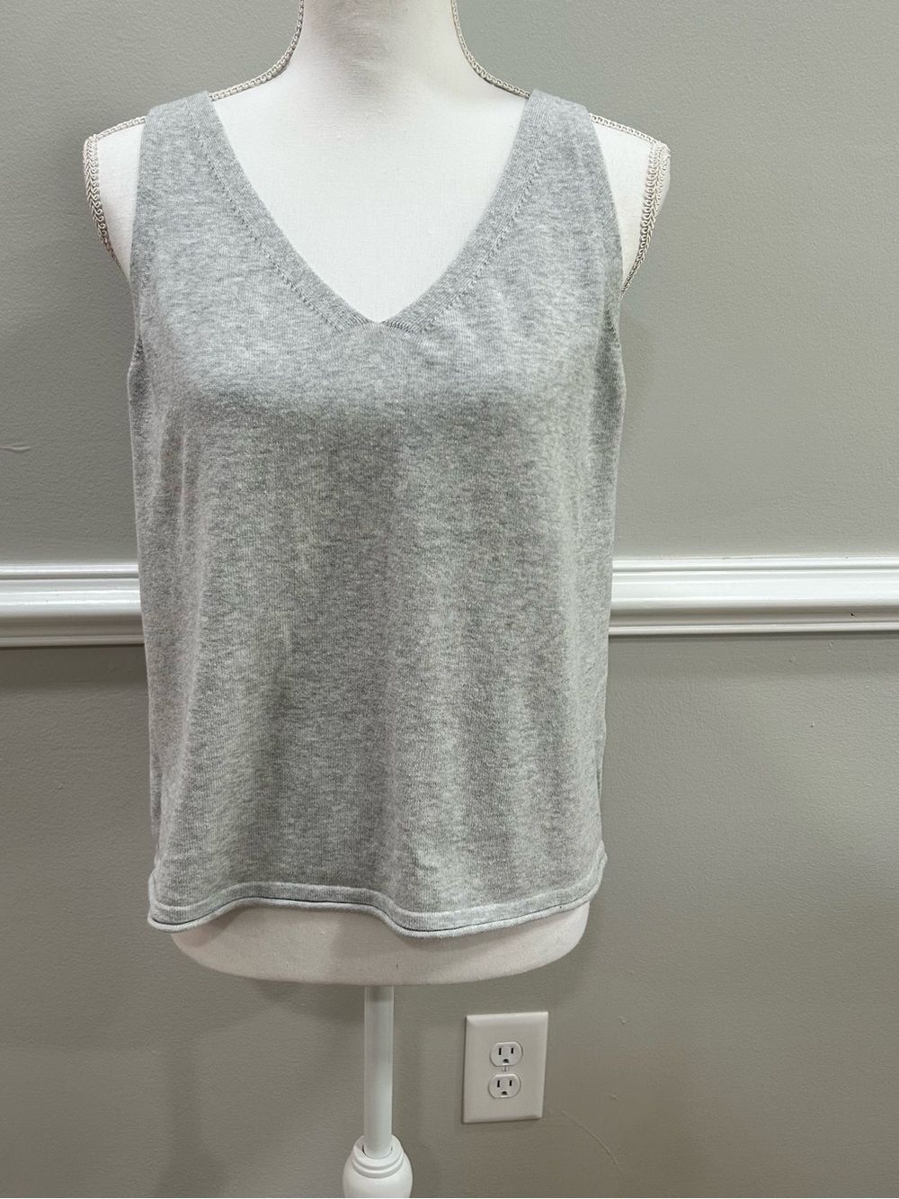 Banana Republic Gray V-Neck Sleeveless Tank